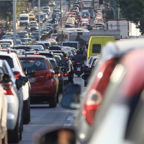 Αυτοκίνητα και μηχανές κολλημένα στην κίνηση