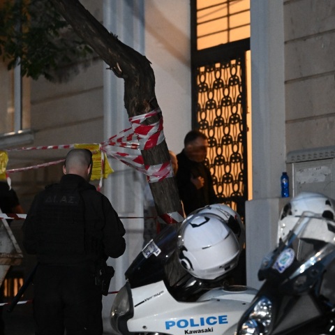 Οπλοστάσιο στο Κολωνάκι: Πιθανότατα ανήκει σε ιδιώτη - Οι αστυνομικές ενδείξεις οδηγούν στο συμπέρασμα ότι δεν εμπλέκεται τρομοκρατική οργάνωση. 