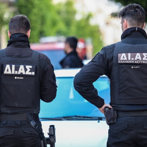 Αστυνομικοί της ομάδας ΔΙΑΣ σε σημείο επίθεσης με γκαζάκια