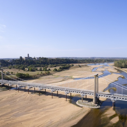 Ποταμός στη Γαλλία έχει ξεμείνει από νερό - Από πάνω μία γέφυρα
