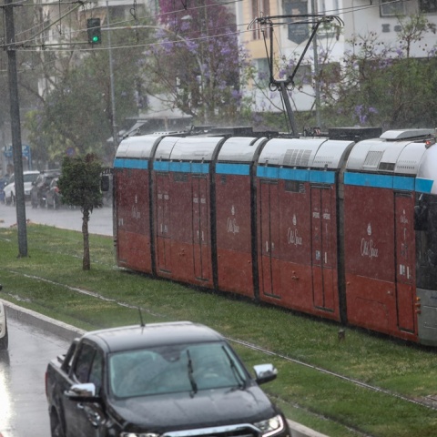 Τραμ κυκλοφορεί εν μέσω καταιγίδας
