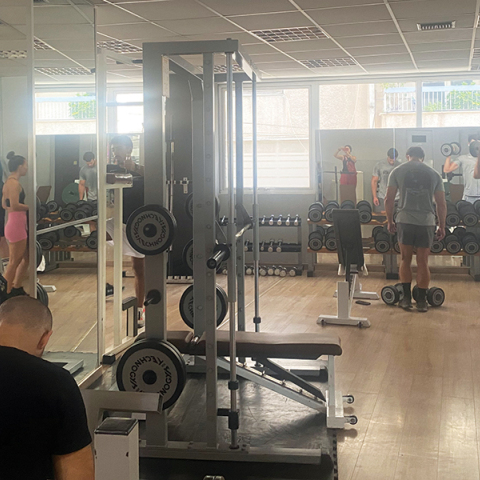 Σε βλέπω να χτίζεις κοιλιακούς