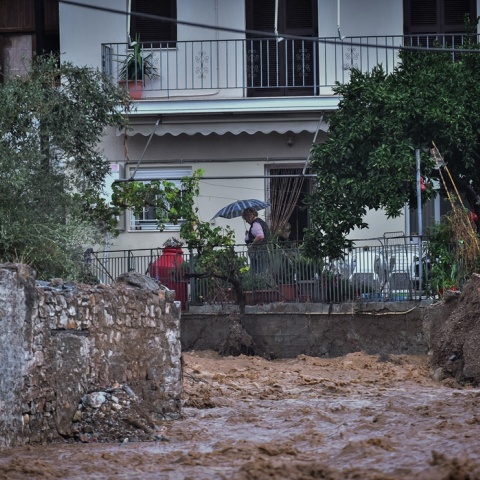 Δρόμος - ποτάμι με φερτά υλικά μπροστά από σπίτι στη Μαγνησία 