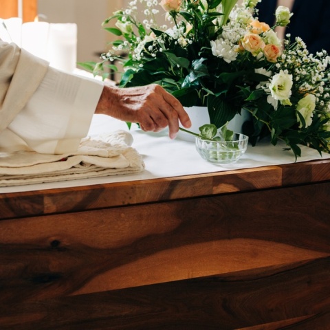 Ιερέας σε ιερό κρατά φύλλο