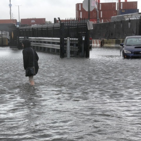 Πλημμύρες στη Νέα Υόρκη, μετά τις καταρρακτώδεις βροχές - Έκλεισαν εν μέρει το δίκτυο του μετρό και τα τοπικά αεροδρόμια - Μπλοκαρισμένοι οι δρόμοι.