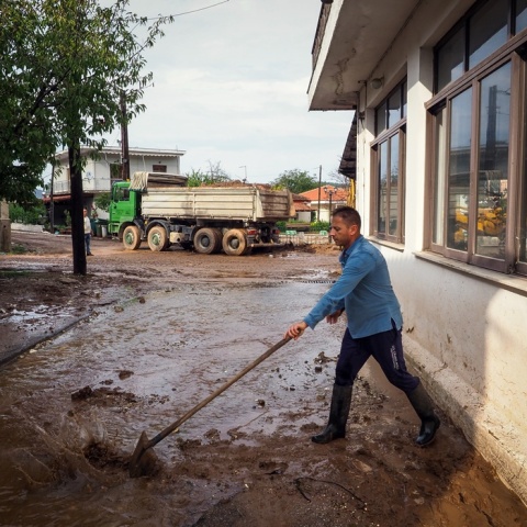 Πολίτες με φτυάρια στην Εύβοια προσπαθούν να απομακρύνουν τη λάσπη από δρόμους, σπίτια και καταστήματα