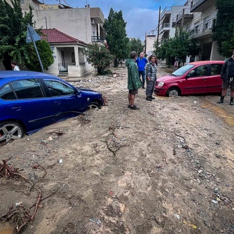 Αυτοκίνητα βυθισμένα στα λασπόνερα και τα φερτά υλικά από την κακοκαιρία Elias
