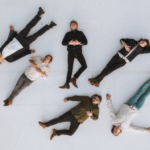 Wilco: Ο τραγουδιστής και κιθαρίστας Jeff Tweedy, μιλάει στην Athens Voice για το νέο άλμπουμ της μπάντας «Cousin», τη μουσική, τον κόσμο και τη ζωή του. 