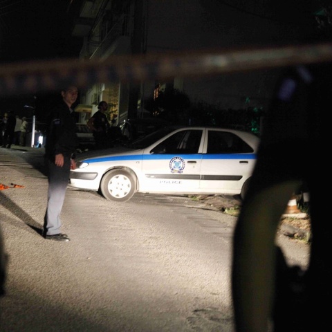 Αστυνομικοί και περιπολικά σε σημείο που έχει αποκλειστεί από τις αρχές