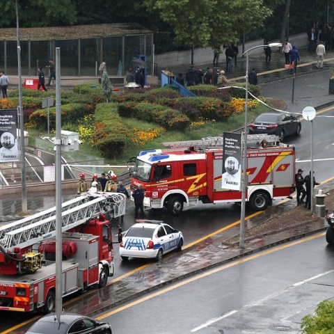 Πυροσβεστικά και αστυνομικές αρχές στο σημείο του τρομοκρατικού χτυπήματος στην Άγκυρα