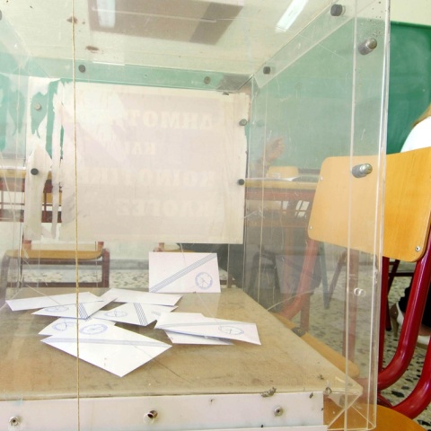 Κάλπη πάνω σε καρέκλες σχολικής αίθουσας