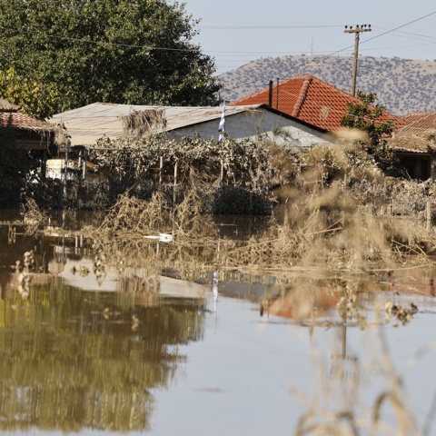 Πλημμυρισμένη περιοχή στη Θεσσαλία και σπίτια σχεδόν κάτω από το νερό