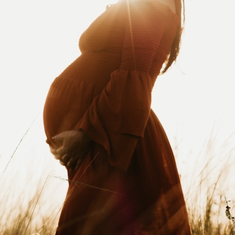 Εγκυμονούσα προτάσσει τη φουσκωμένη της κοιλίτσα