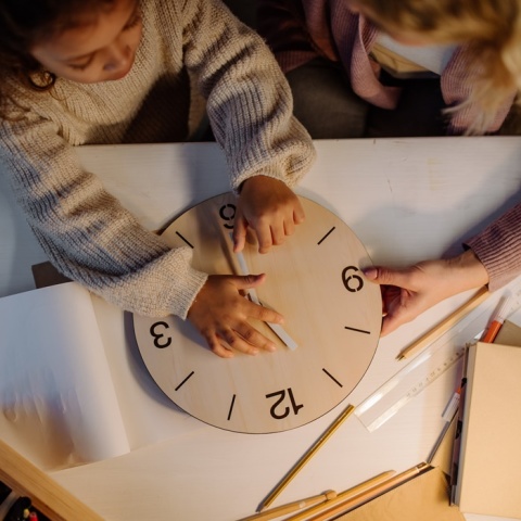 Μητέρα με το παιδάκι της αλλάζουν την ώρα σε ρολόι