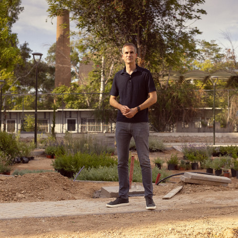 Ο Κώστας Μπακογιάννης στο πάρκο Κοροπούλη. Πίσω το εργοστάσιο Βότρυς