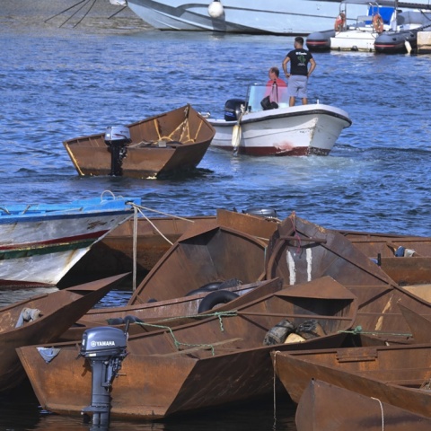 Πλοιάρια σκουριασμένα που μετέφεραν πρόσφυγες και μετανάστες αγκυροβολημένα στο λιμάνι  της Λαμπεντούζα