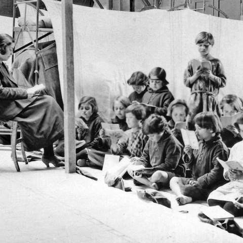 Προσφυγόπουλα σε σχολείο στην Ελλάδα, που δημιουργήθηκε με δωρεά του Near East Relief © Ευγενική παραχώρηση: Νear East Relief, The Rockefeller Archive Center.