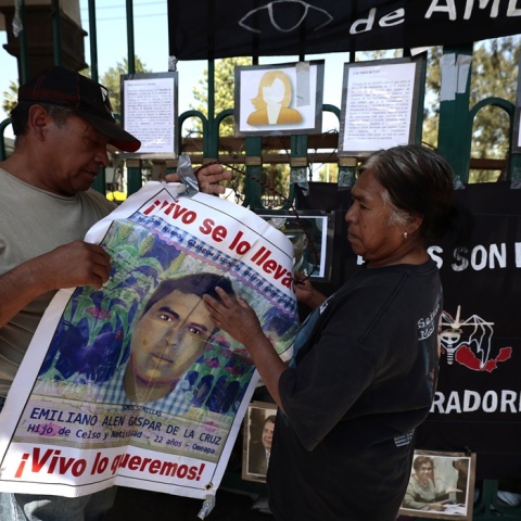 Οικογένειες αγνοουμένων αναρτούν τις φωτογραφίες των δικών τους προσώπων προσδοκώντας ότι θα έχουν νέα τους