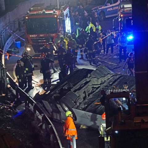 Πυροσβέστες κοντά στα συντρίμμια του λεωφορείου που έπεσε από οδογέφυρα στη Βενετία