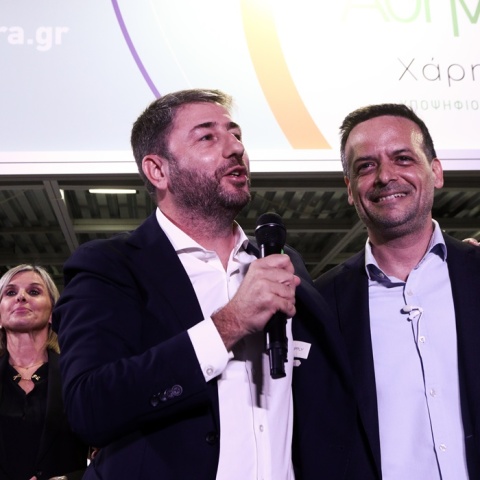 Ο πρόεδρος του ΠΑΣΟΚ, Νίκος Ανδρουλάκης, με τον υποψήφιο δήμαρχο Αθηναίων, Χάρη Δούκα