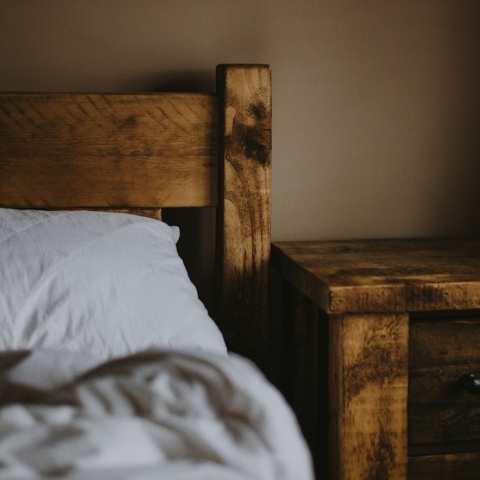 Κρεβάτι και κομοδίνο 