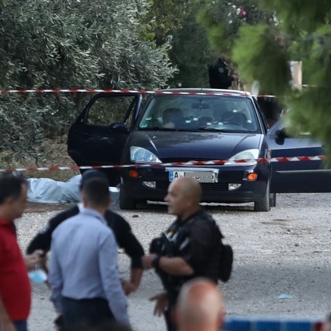 Στιγμιότυπο από τη σκηνή του εγκλήματος με τους έξι νεκρούς στη Λούτσα - Αποκλεισμένο το σημείο, κορδέλες της αστυνομίας και με ανοιχτές τις πόρτες το όχημα των θυμάτων