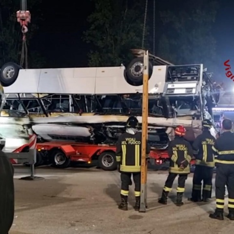 Οι αρχές σηκώνουν το λεωφορείο από το σημείο της πτώσης στη Βενετία