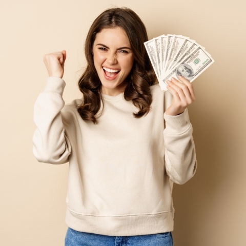 γυναίκα που κερδίζει λεφτά