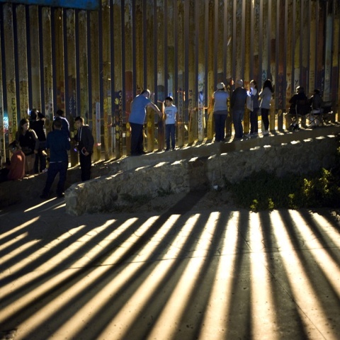 Πολίτες στο τείχος στα σύνορα ΗΠΑ με το Μεξικό