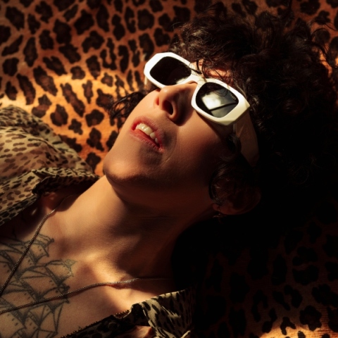 LP: Συνέντευξη για το νέο άλμπουμ «Love Lines», τη μουσική, τη συνεργασία με το Pride της Πράγας, τη ζωή και τις διακρίσεις.