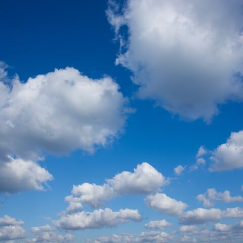 Καιρός: Αραιές νεφώσεις με υψηλές θερμοκρασίες 