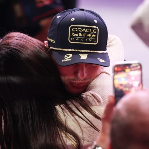 Η μαθηματική επικύρωση της κατάκτησης του τίτλου -για τρίτη διαδοχική σεζόν- από τον Μαξ Φερστάπεν, επισκίασε τη νίκη-έκπληξη του Αυστραλού Οσκαρ Πιάστρι, στον αγώνα σπριντ της Φόρμουλα 1 που έγινε σήμερα (7/10) στο Κατάρ.