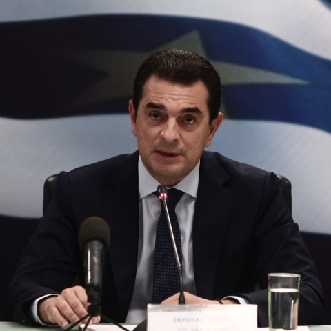 Κώστας Σκρέκας: Σε δύο εβδομάδες, θα υπάρχουν ειδικά ταμπελάκια στα ράφια των σούπερ μάρκετ για τα προϊόντα με μειωμένες τιμές τουλάχιστον κατά 5% για 6 μήνες.