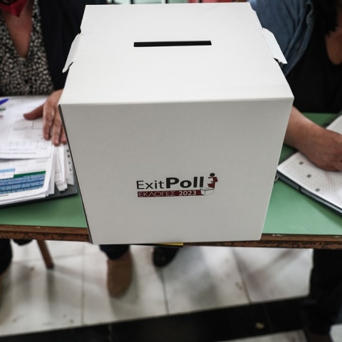 Exit Poll έξω από εκλογικό τμήμα για τις εθνικές εκλογές του καλοκαιριού