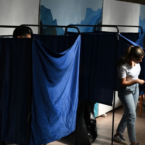 Ψηφοφόροι βγαίνουν από το παραβάν