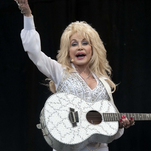 Ντόλι Πάρτον: Στις 17 Νοεμβρίου κυκλοφορεί το «Rockstar» - 49ο άλμπουμ της 77χρονης Αμερικανίδας τραγουδοποιού: «Γράφω μουσική από τότε που ήμουν επτά ετών».