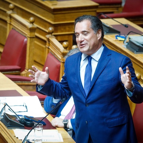 Ο Άδωνις Γεωργιάδης μιλά στην Ολομέλεια από τα έδρανα των Υπουργών - Λήψη όπου έχει τα χέρια του ανοιχτά
