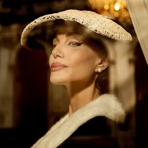 «Maria»: Αρχίζουν τα γυρίσματα της ταινίας με την Αντζελίνα Τζολί στο ρόλο της Μαρίας Κάλλας - Οι πρώτες εικόνες και το τίζερ τρέιλερ του φιλμ.