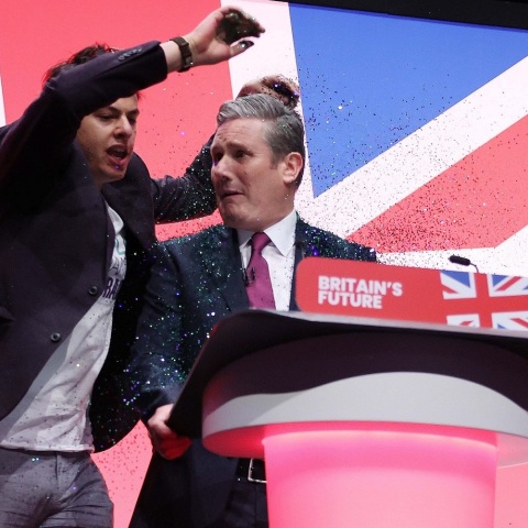 Βρετανία: Ένας διαδηλωτής έρανε με γκλίτερ τον ηγέτη του Εργατικού Κόμματος, Κιρ Στάρμερ - Η αντίδρασή του - Τα αίτια της διαμαρτυρίας.