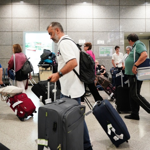 Έλληνες επαναπατρίστηκαν από το Ισραήλ - Με βαλίτσες στο χέρι