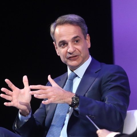 Ο Κυριάκος Μητσοτάκης κάνει κίνηση με τα χέρια του κατά τη διάρκεια της τοποθέτησής του σε εκδήλωση στο ΣΕΒ