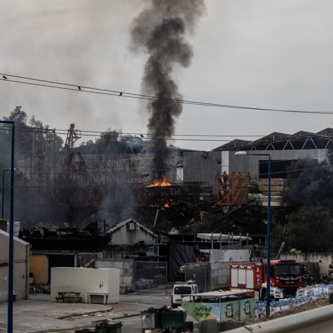Φωτιά σε κτίριο που στέκει ρημαγμένο στο Ισραήλ