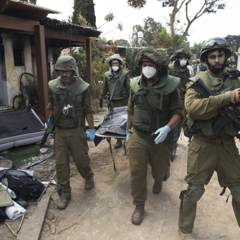 Ισραηλινοί στρατιώτες μεταφέρουν πτώμα από τη ρημαγμένη πόλη Κφαρ Αζα
