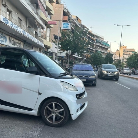 Οδηγός παράτησε το αυτοκίνητο στη μέση του δρόμου και έφυγε