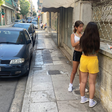 Σε βλέπω με την κολλητή σου