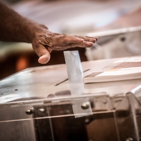 Χέρι ρίχνει το ψηφοδέλτιο στην κάλπη