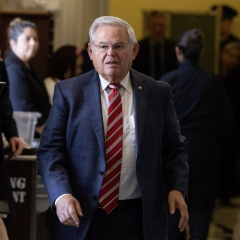 ΗΠΑ: Νέα δίωξη σε βάρος του γερουσιαστή Μπομπ Μενέντεζ - Κατηγορείται ότι ενεργούσε ως «ξένος πράκτορας» για λογαριασμό της Αιγύπτου.