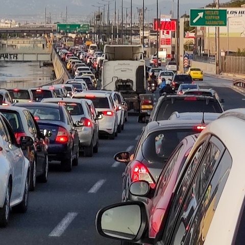 Αυτοκίνητα σε στοίχους λόγω κίνησης σε κεντρικό δρόμο της Αθήνας