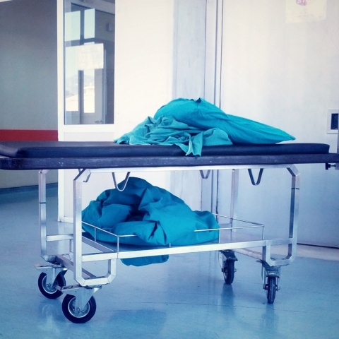 Φορείο στη μέση διαδρόμου και πάνω του διπλωμένα σεντόνια