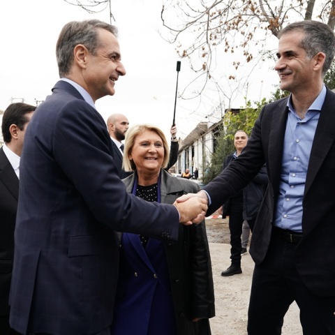 Ο Κυριάκος Μητσοτάκης και ο Κώστας Μπακογιάννης κάνουν χειραψία